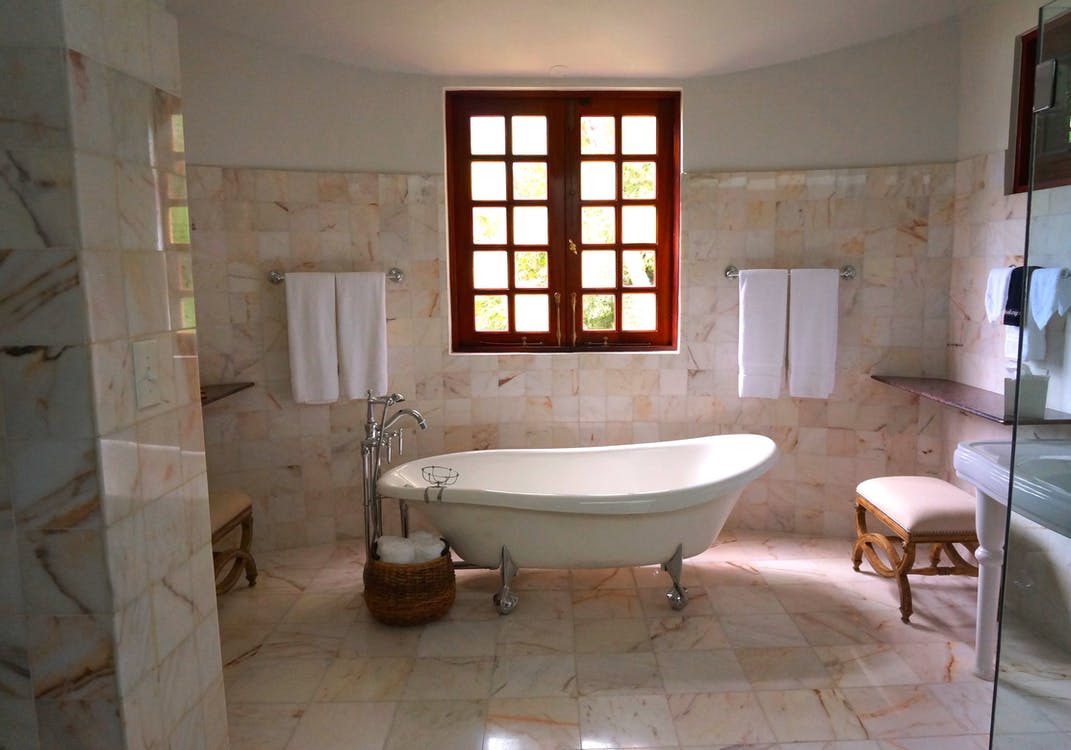 Shower Vs. Bathtubs: An Ongoing Debate